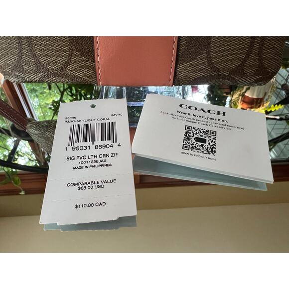 COACH Wristlet $88 MSRP - Picture 6 of 6